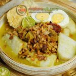 Porsi hangat Lontong Kari ayam dengan kuah kuning kental dan taburan emping di pasar tradisional Bandung