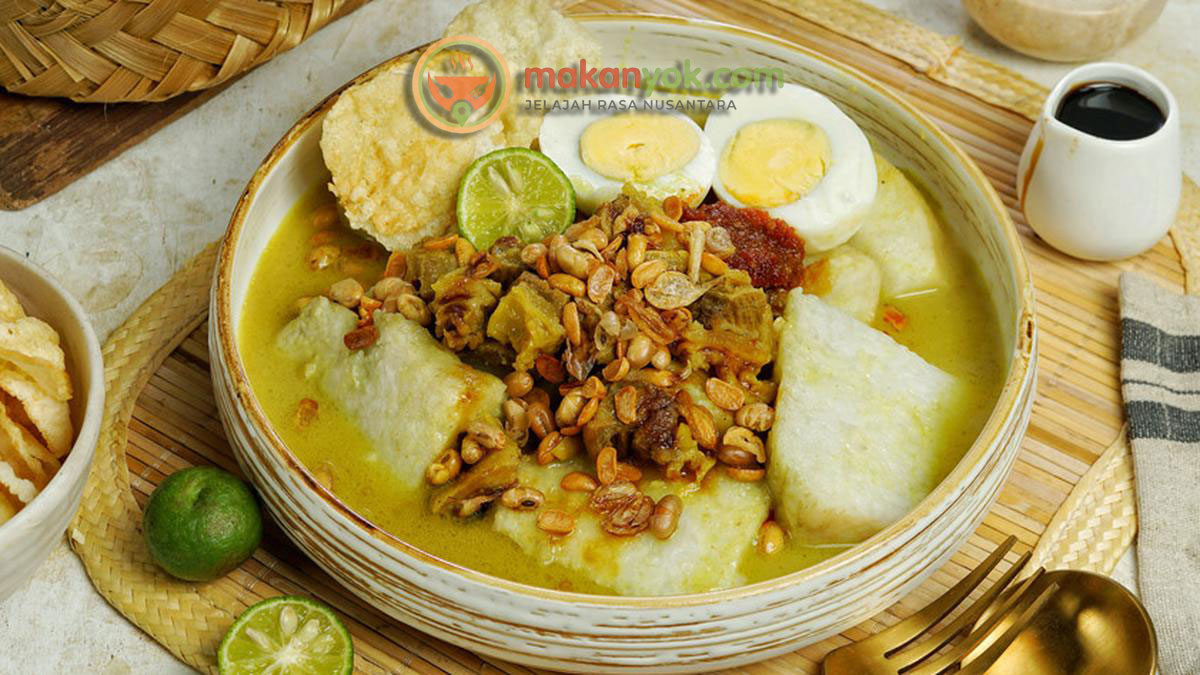 Porsi hangat Lontong Kari ayam dengan kuah kuning kental dan taburan emping di pasar tradisional Bandung