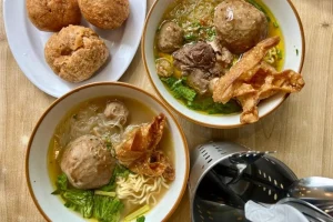 bakso indonesia dengan kuah gurih