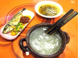 makanan khas papua papeda dan ikan kuah kuning