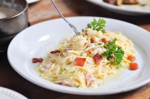 Spaghetti carbonara creamy gurih sebagai makanan khas Italia yang populer di duni