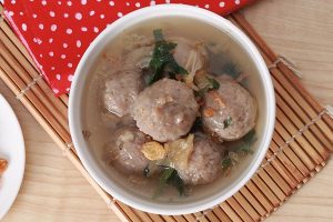 bakso indonesia dengan kuah gurih