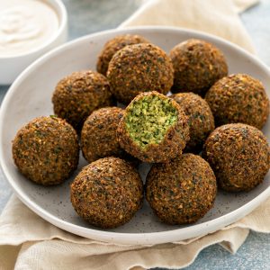 makanan khas Arab lengkap dengan nasi mandi kebab hummus dan falafel