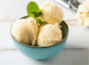 Gelato es krim lembut dengan berbagai rasa sebagai makanan khas Italia yang menyegarkan