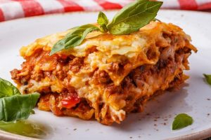 Lasagna panggang berlapis daging dan keju sebagai makanan khas Italia yang lezat