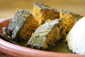 pendap makanan khas Bengkulu dibungkus daun talas