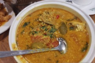 makanan khas ambon papeda dan ikan kuah kuning