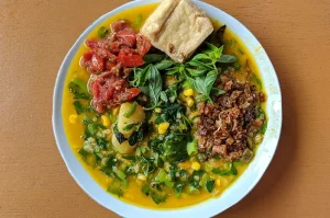 makanan khas manado tinutuan bubur manado dengan sayuran khas sulawesi utara