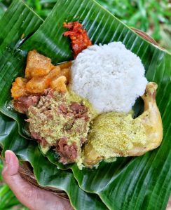 nasi liwet Solo dengan ayam suwir dan areh santan