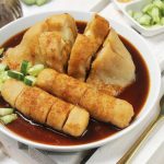 pempek makanan khas Palembang dengan kuah cuko