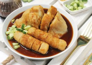 pempek makanan khas Palembang dengan kuah cuko