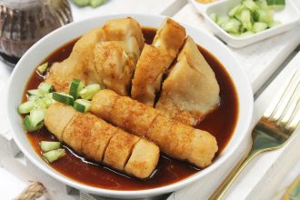 pempek makanan khas Palembang dengan kuah cuko