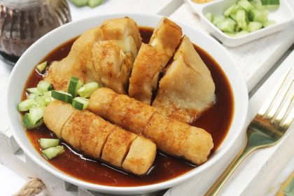 pempek makanan khas Palembang dengan kuah cuko