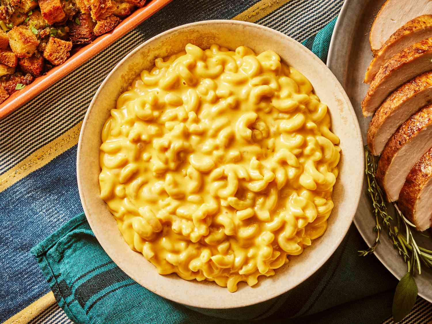 Mac and cheese khas Amerika dengan saus keju leleh