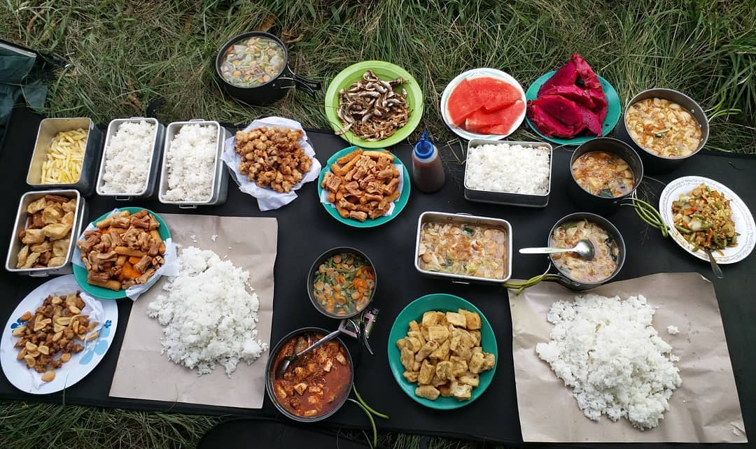 Tips Makanan Mengenyangkan untuk Naik Gunung