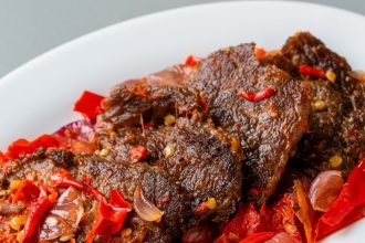 Sajian piring dendeng balado basah sambal merah segar