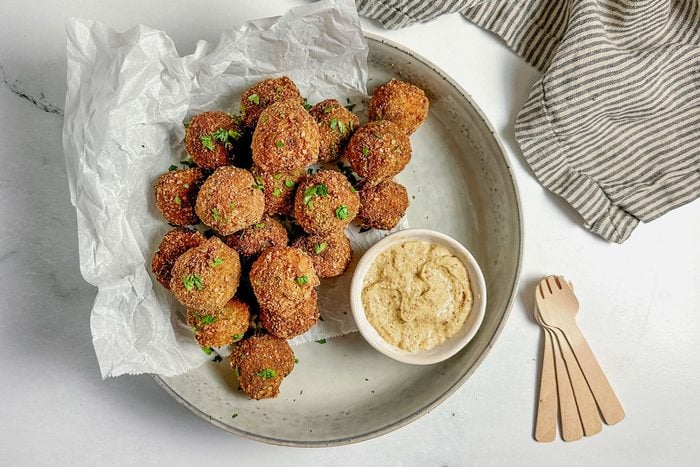 makanan khas Belanda adalah Bitterballen 