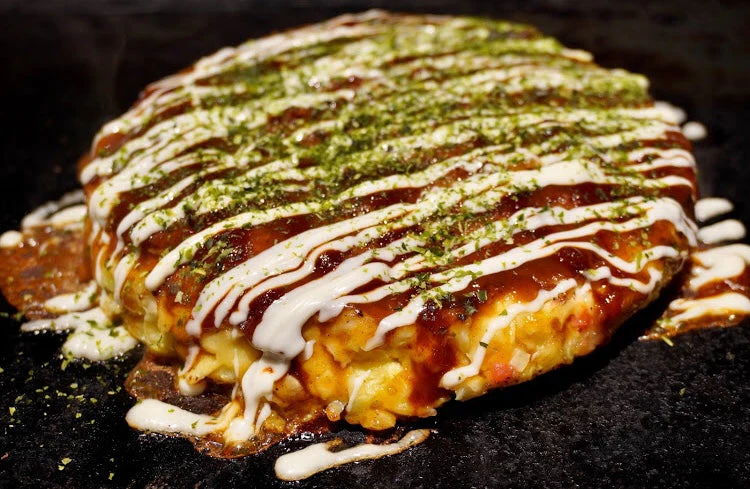 Okonomiyaki adalah makanan khas jepang