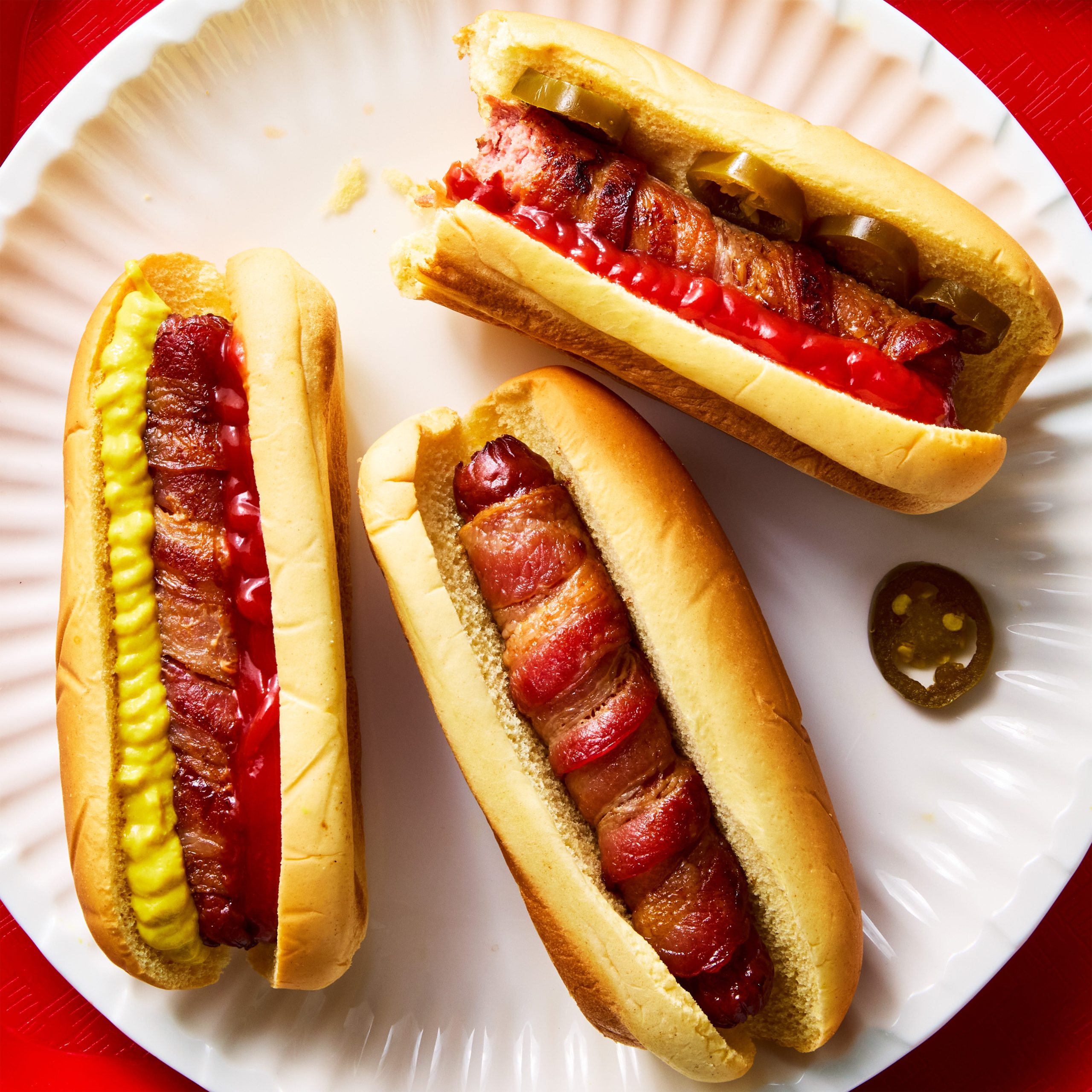 Hot dog makanan khas Amerika dengan saus dan topping