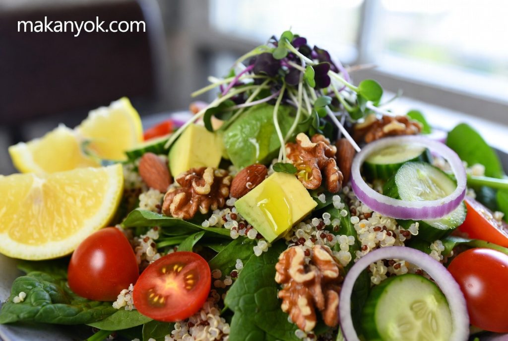 Salad Quinoa dengan Alpukat dan Kacang