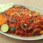 Sajian porsi nasi goreng merah makassar dengan udang dan bakso