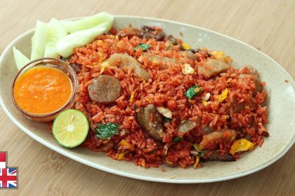 Sajian porsi nasi goreng merah makassar dengan udang dan bakso