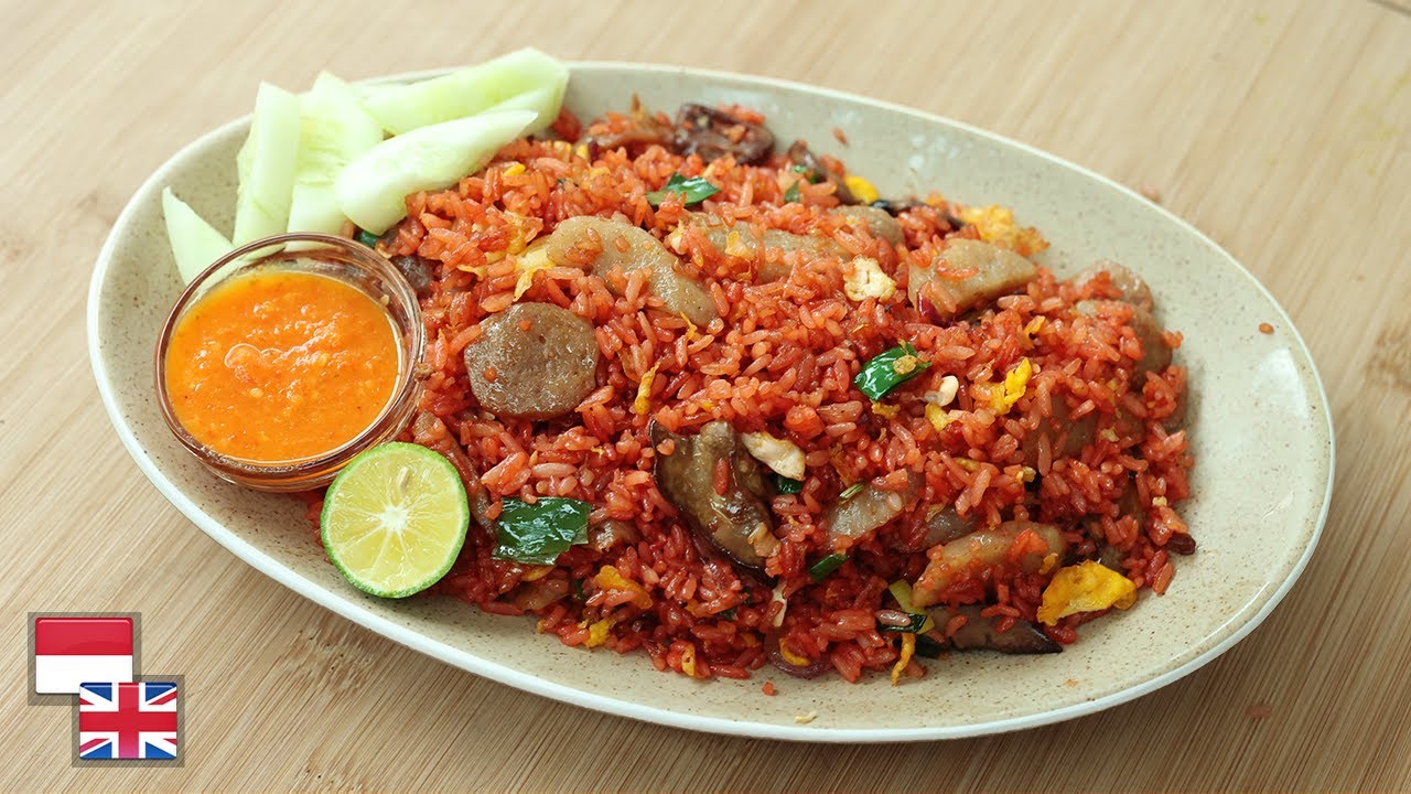 Sajian porsi nasi goreng merah makassar dengan udang dan bakso