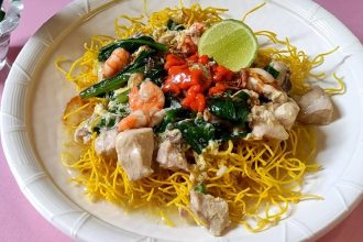 Sajian porsi mie titi khas makassar kuah kental