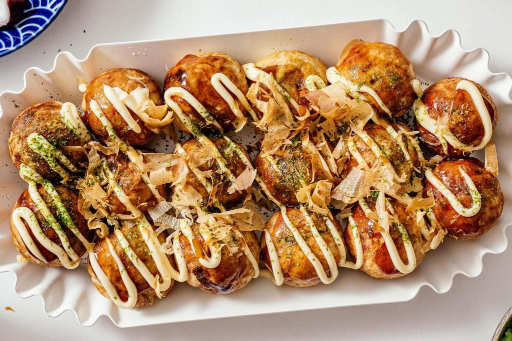 takoyaki adalah makanan khas jepang