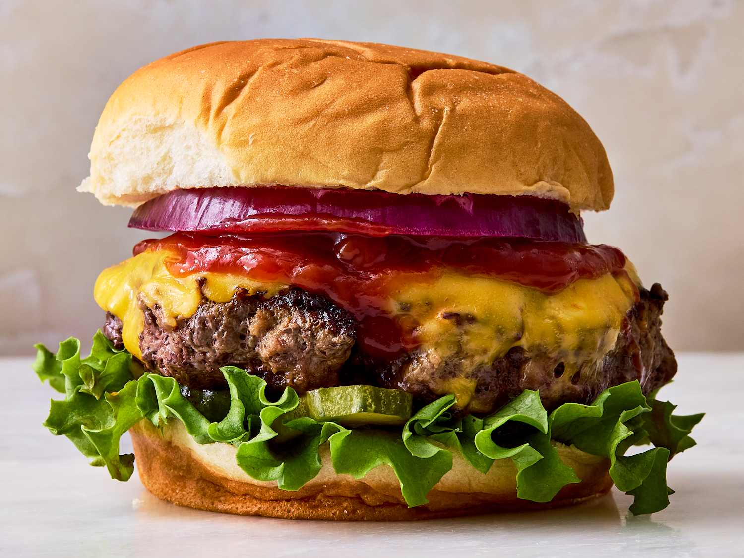 Hamburger khas Amerika dengan daging sapi dan keju leleh